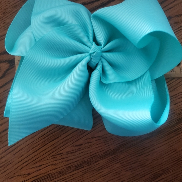 Four clip hairbows. Green,Lt. Teal, Black and Red. - Picture 2 of 6